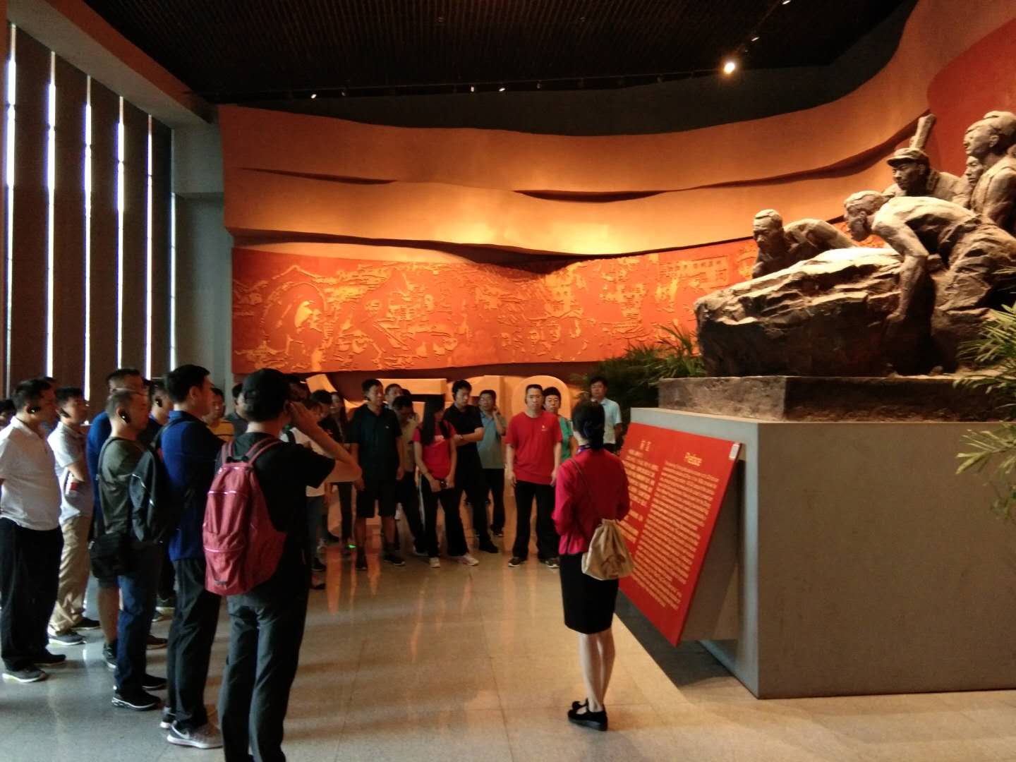 北京政府机关学员在红旗渠纪念馆现场参观学习